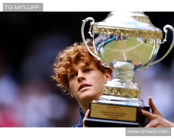 意大利国家队主帅斯帕莱蒂现场观赛ATP总决赛与冠军辛纳亲密合影 意大利国家队主帅斯帕莱蒂现场观赛ATP总决赛与冠军辛纳亲密合影